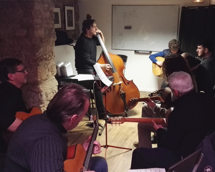 Formation amateur guitare violone contrebasse à la Swing Romane Académie