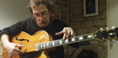 Derek Sebastian professeur d'harmonie et d'histoire de la musique à la Swing Romane Académie