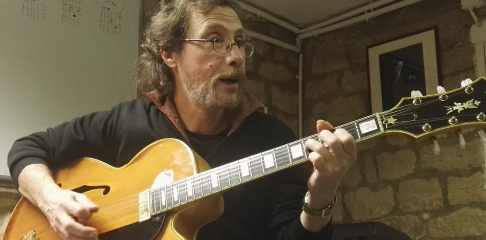 Derek Sebastian professeur d'harmonie et d'histoire de la musique à la Swing Romane Académie